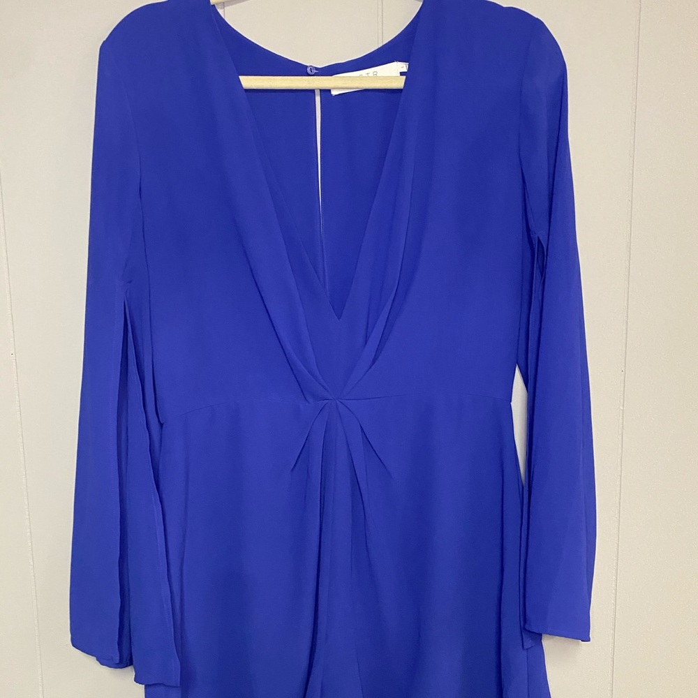 ASTR Deep V-Neck Romper Size L